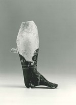 Salbölgefäß in Beinform mit Stiefel (fragmentiert)