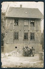 Eine Familie vor ihrem neu erbauten Haus