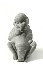 Groteske Figur: liegender Affe (?), Arme und Leib in ein Gewand gehüllt