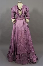 2-teiliges Gesellschaftskleid aus violettem Satin, 
von Hedwig Brand verm. um 1910 getragen