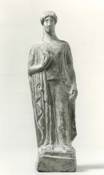 Stehende Kore strengen Stiles mit weitem, offenem Peplos auf hoher Basis