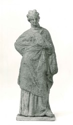 Stehendes Mädchen auf viereckiger Plinthe