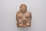 Groteske Figur einer hockenden Alten