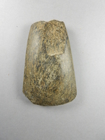 Kleines Steinbeil (Dechsel) aus Amphibolith