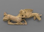 Vergoldete Terrakotta-Applik, Zwei Greifen, ein Pferd reißend