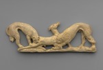 Vergoldete Terrakotta Applik, Löwe und Panther, einen Hirsch reißend