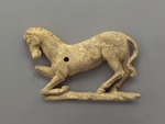 Vergoldete Terrakotta-Applik, Niedergebrochenes Pferd nach links