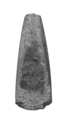 leicht fragmentiertes Steinbeil aus Felsgestein