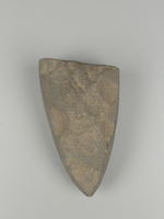 Steinaxt aus Basalt, fragmentiert