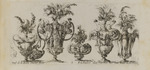 Sechs verschiedene Vasen, links vom Zentrum Vase mit zwei Satyrn, die Girlanden halten