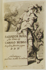 Junger Mann mit Federhut hinter einer Inschriftentafel