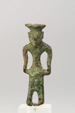 Stehender Mann mit Krone