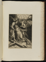 Mater Dolorosa kniend, von zwei Engeln gestützt