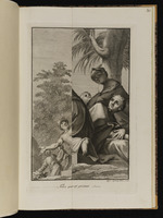 Zwei Frauen und ein Säugling auf Stufen, links Soldaten und rechts eine Frauengruppe