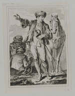 Soldat mit Pelzkappe und Schwert neben einem Pferd und drei sitzenden Männern