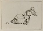 Auf dem Boden sitzende junge Frau, den Kopf auf die linke Hand gestützt