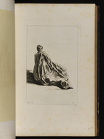 Auf dem Boden sitzende Frau in Rückansicht, den Kopf nach rechts gewandt