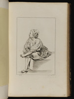 Sitzende junge Frau, den linken Fuß in der Hand haltend