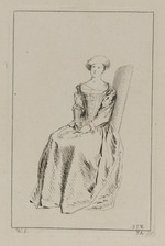 Auf einem Stuhl sitzende junge Frau mit Hut