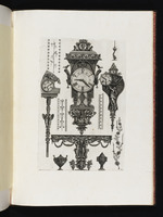 Verschiedene Möbelstücke, unter anderem drei Uhren, zwei Vasen und ornamentale Bordüren
