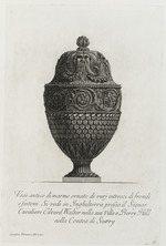 Vase mit Schuppenmuster und Maskenornamenten