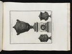 Drei Marmorvasen, davon eine auf einem Sockel mit griechischer Inschrift