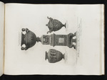 Drei Vasen, davon eine auf einem Piedestal mit Arabesken