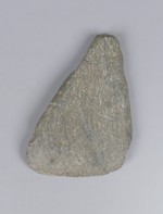 fragmentiertes Steinbeil (Flachhacke) aus Basalt
