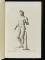 Statue eines jungen Mannes mit angewinkeltem linken Arm in Dreiviertel-Ansicht