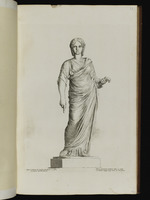 Statue einer Frau in Frontalansicht, mit nach unten deutender rechter Hand