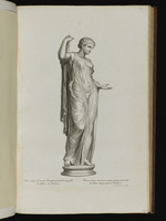 Statue einer Frau, ihr Gewand hinter dem Rücken hoch haltend