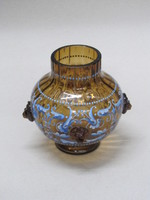 Kugelige Vase aus hellbraunem Glas mit blauer und weißer Bemalung
