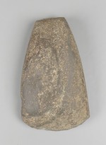 trapezförmiges Steinbeil aus Grauwacke