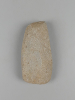 leicht fragmentiertes Steinbeil aus Basalt (Dechsel)