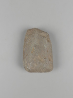 kleines, fragmentiertes Steinbeil aus Basalt (Dechsel)