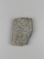 kleines, fragmentiertes Steinbeil aus Amphibolith (Dechsel)
