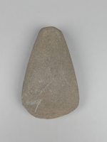 fragmentiertes, spitznackiges Steinbeil aus Basalt