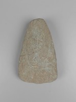 spitznackiges Steinbeil aus Basalt