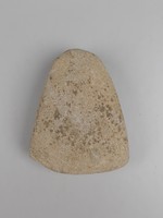trapezförmiges Steinbeil aus Basalt