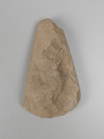 fragmentiertes spitznackiges Steinbeil aus Basalt