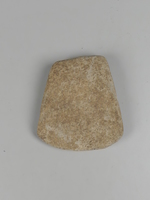 trapezförmiges Steinbeil aus Basalt