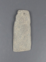 fragmentiertes Steinbeil (flacher, kleiner Dechsel)