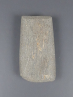 fragmentiertes Steinbeil (flacher Dechsel)