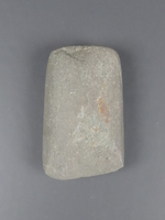 fragmentiertes Steinbeil (flacher Dechsel)