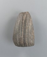 Steinbeil aus gebändertem Felsgestein
