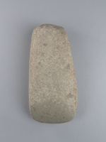 Steinbeil aus Basalt (wohl Halbfabrikat)