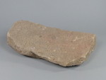 Reib-/Mahlsteinfragment aus Sandstein mit Pigmentresten