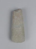 Steinbeil (Dechsel) aus Basalt