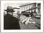 Beim Abladen der ersten Basaltstelen auf dem Friedrichsplatz, Joseph Beuys, Fotodokumentation "7000 Eichen", documenta 7