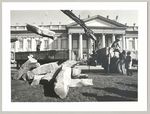 Basaltsteinskulptur zu 7000 Eichen, Abladen der ersten Basaltstelen auf dem Friedrichsplatz, Fotodokumentation "7000 Eichen", documenta 7
